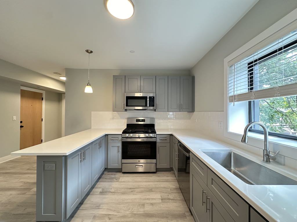 1135 Oak Ave #2W - Photo 3 of 21