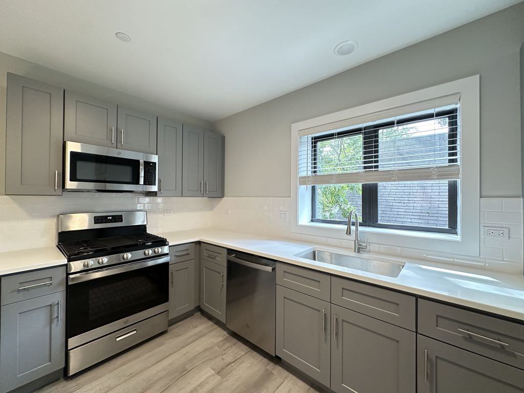 1135 Oak Ave #2W - Photo 4 of 21