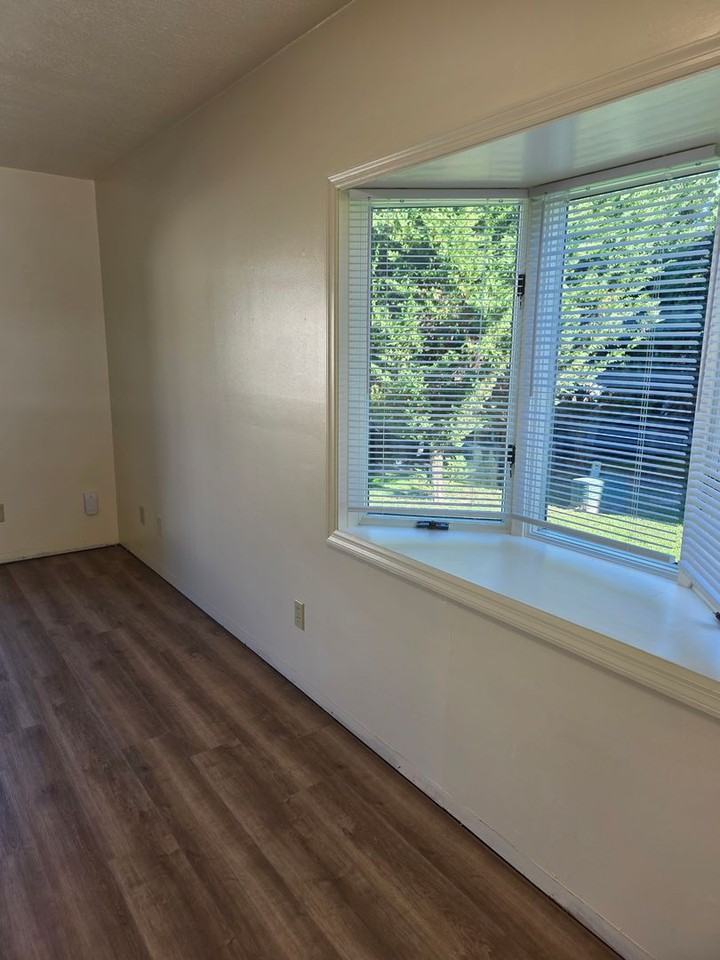124 Alderman Dr - Photo 3 of 7