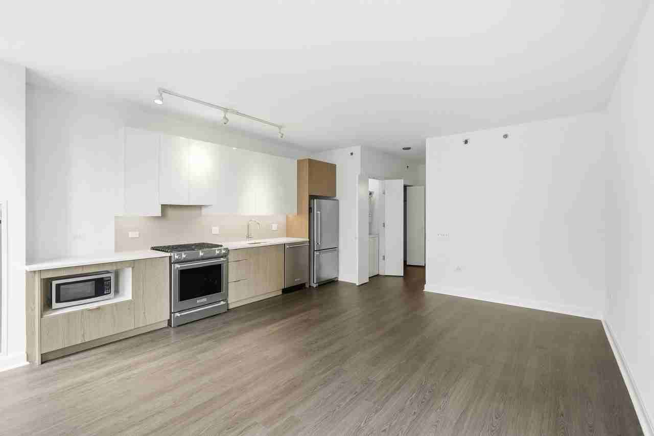930 W Altgeld St - Photo 2 of 34