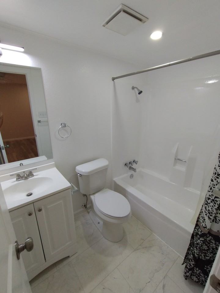 716 Ave I Apts - Photo 6 of 16