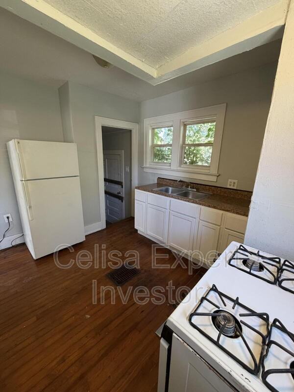 704 W Dewald St - Photo 2 of 7