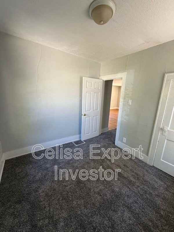 704 W Dewald St - Photo 6 of 7