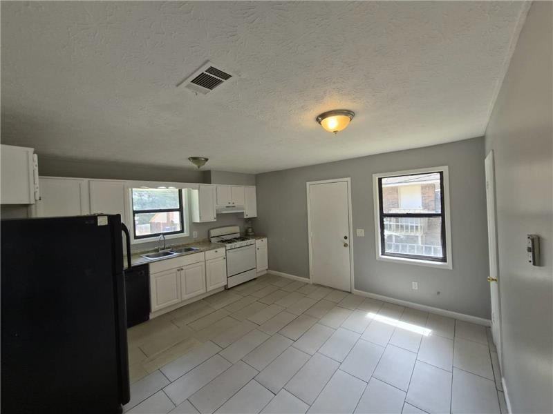 150 Forest Pl - Photo 3 of 17