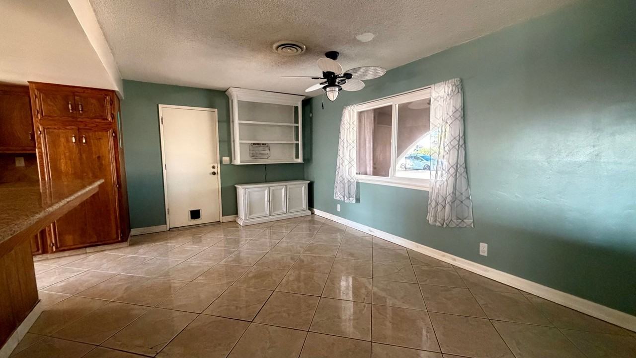218 S Primrose St - Photo 4 of 13