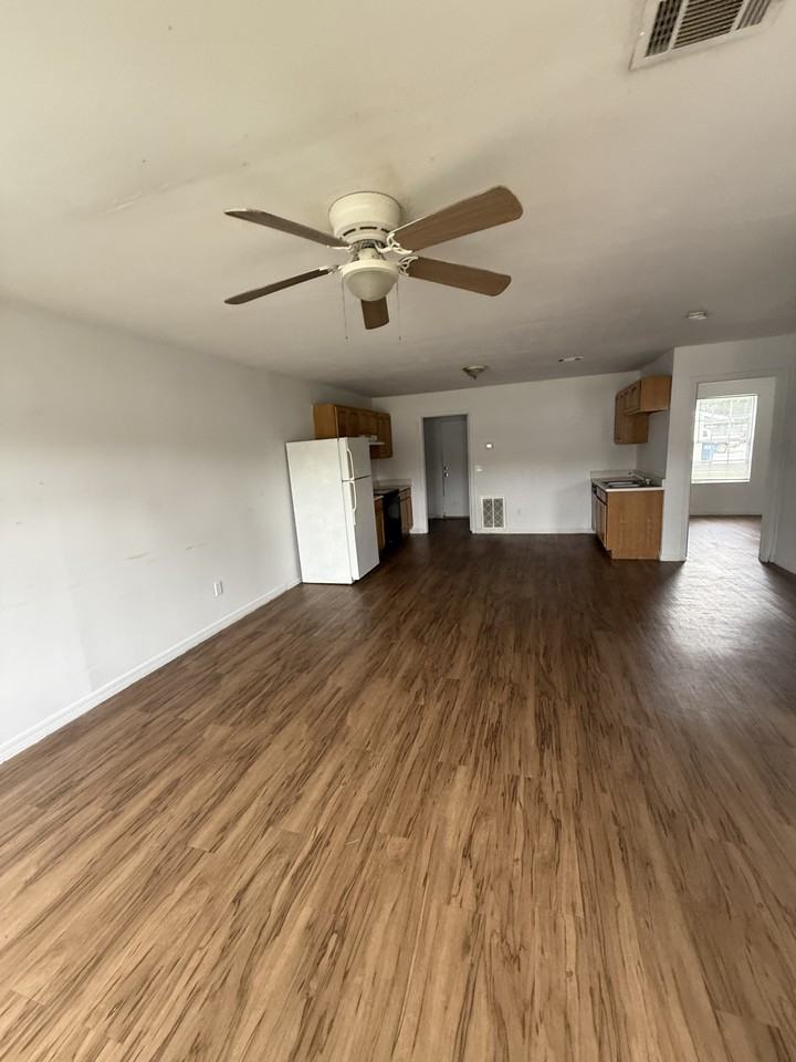 Janie Circle Apartments - Photo 2 of 6