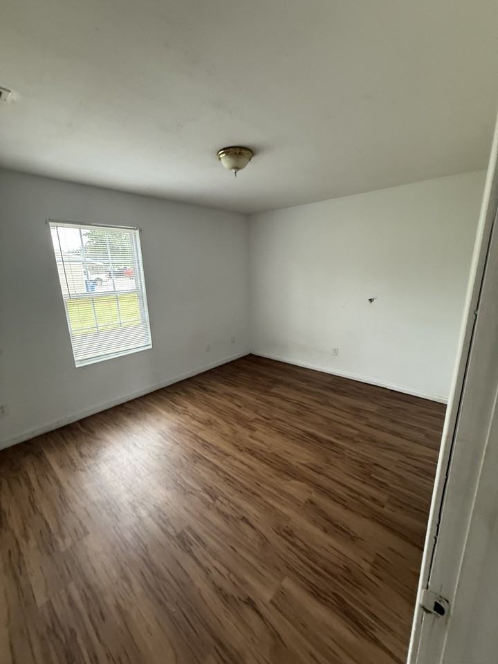 Janie Circle Apartments - Photo 4 of 6