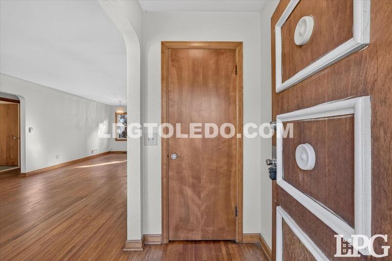 3735 Sherbrooke Rd - Photo 2 of 19