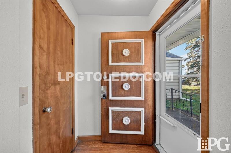 3735 Sherbrooke Rd - Photo 3 of 19