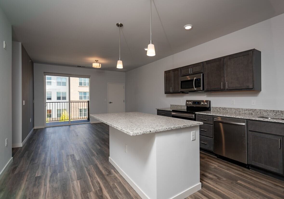 Midtown Reserve Apartment - Photo 3 of 33