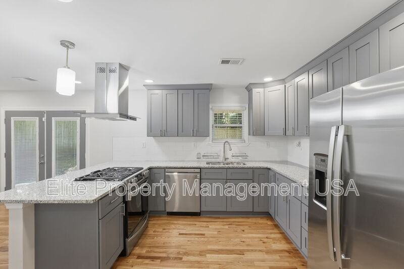 1395 Dennis Dr - Photo 7 of 18