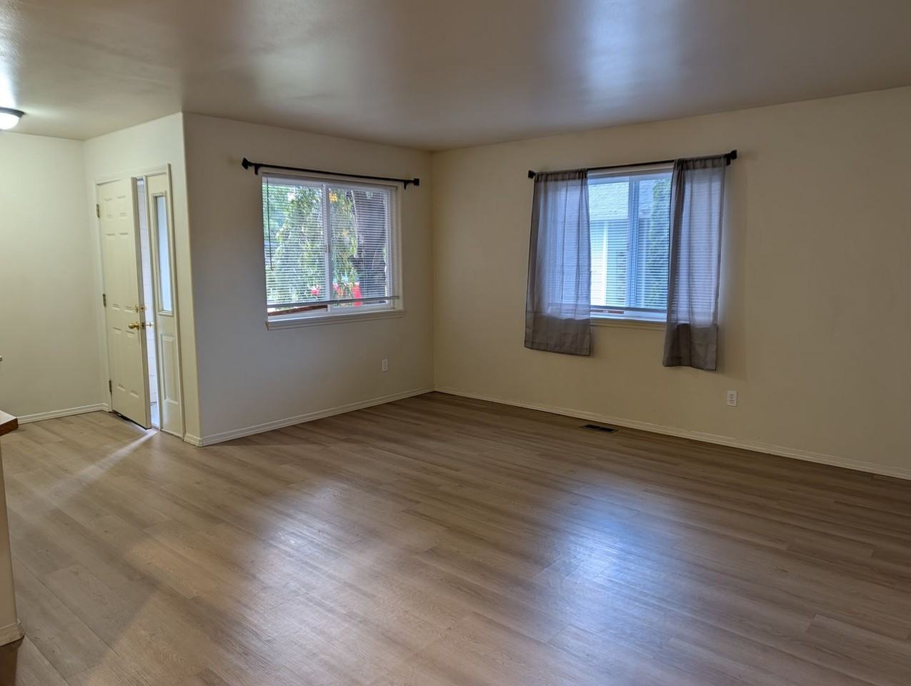 590 Lowell Ct - Photo 3 of 14