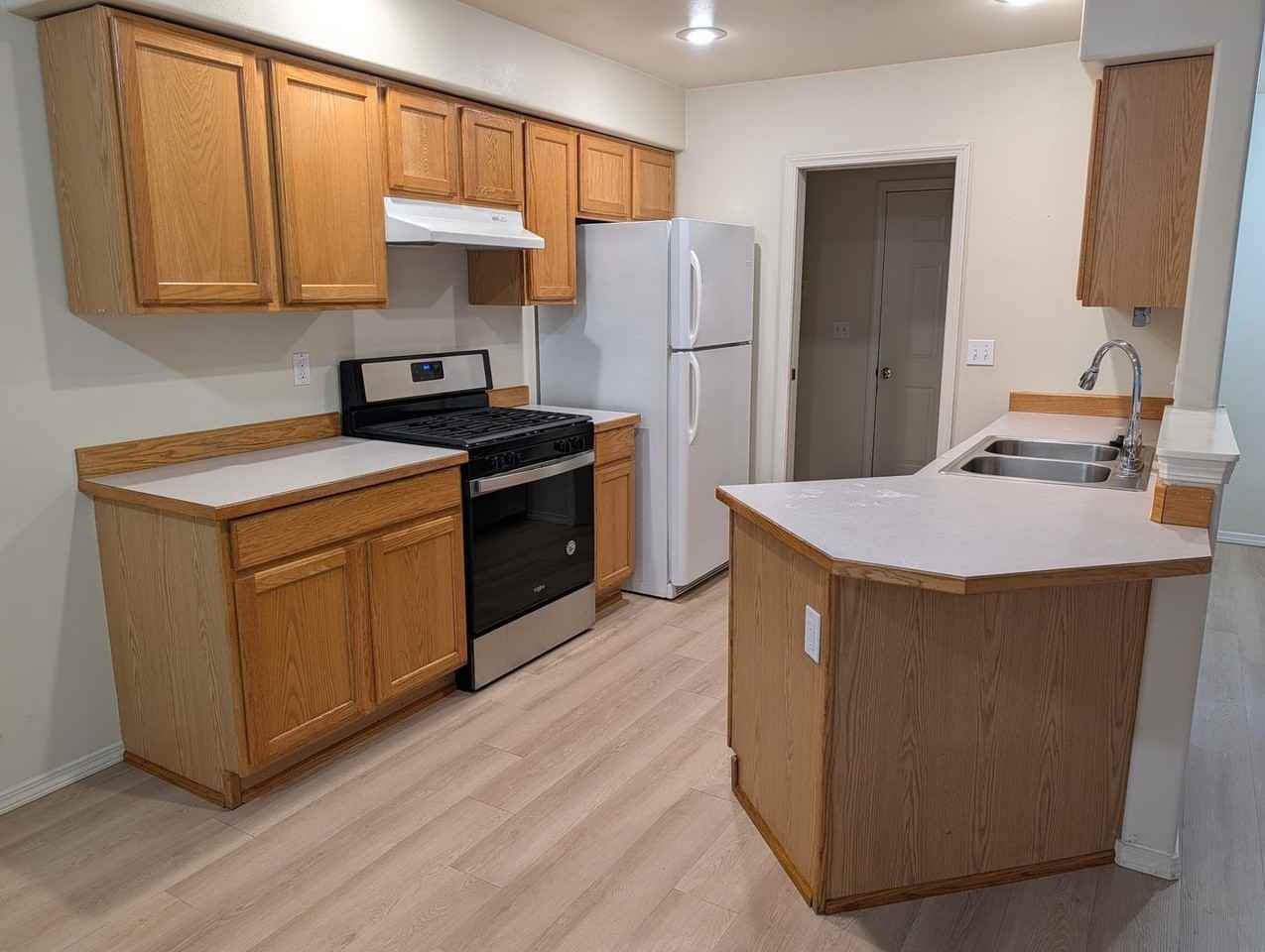 590 Lowell Ct - Photo 4 of 14