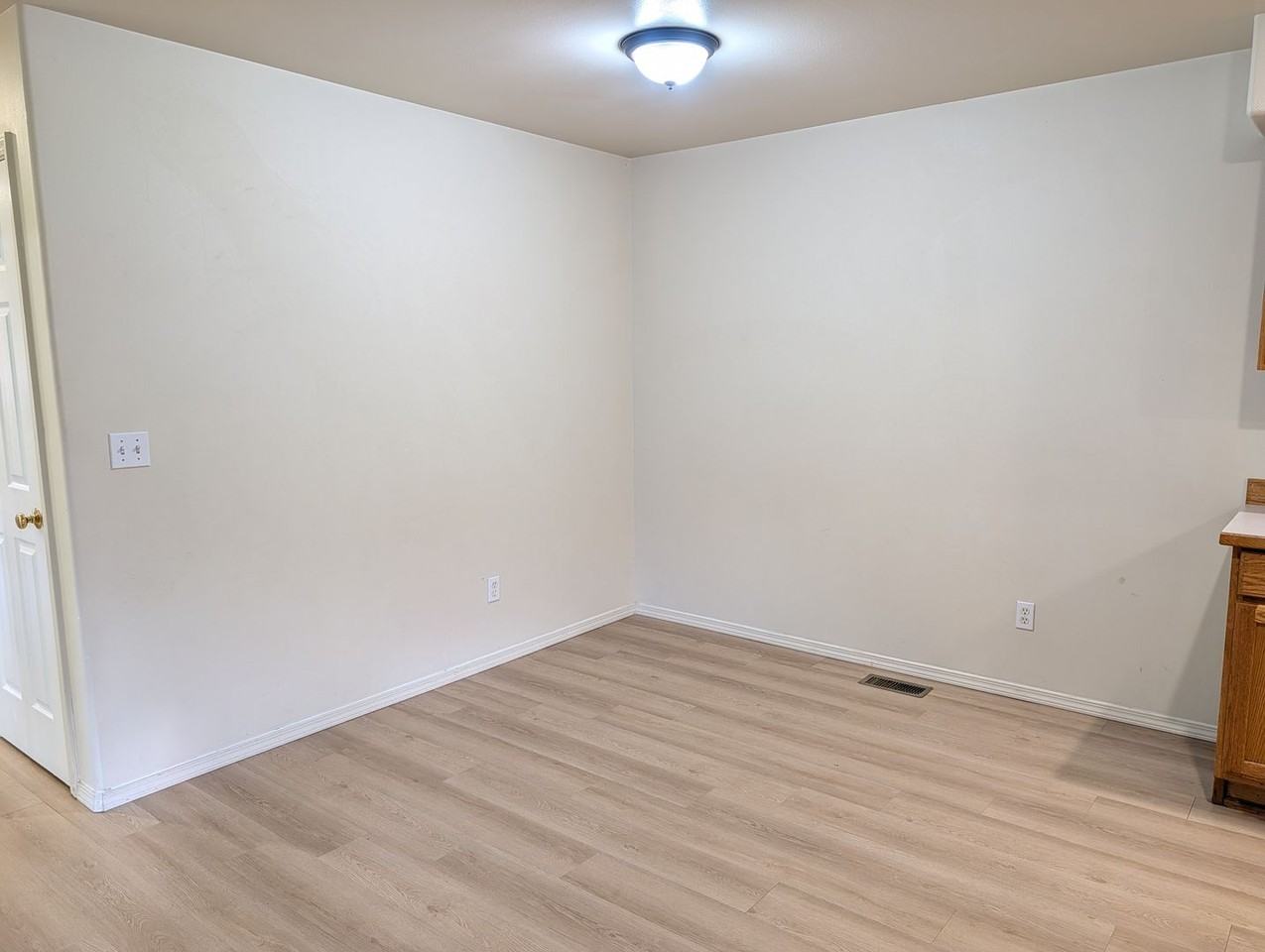 590 Lowell Ct - Photo 5 of 14