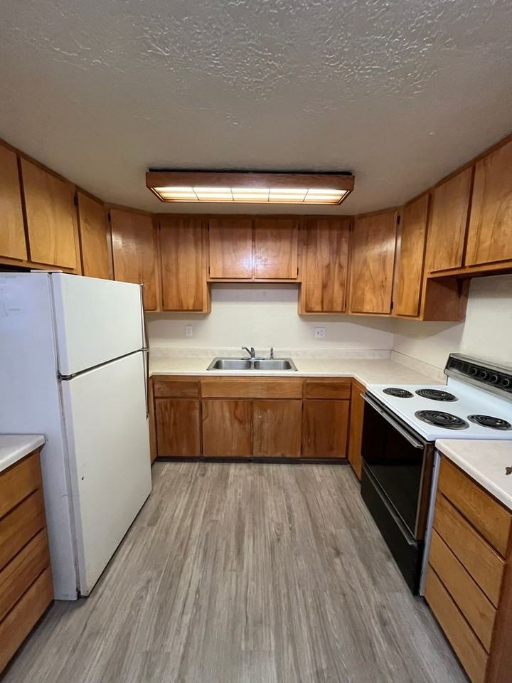 Binning's 18-Plex - Photo 3 of 18