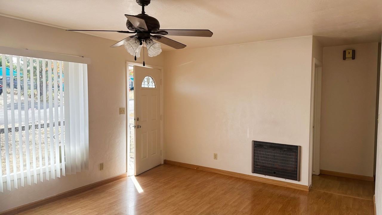 1866 Linnell Ave - Photo 3 of 11