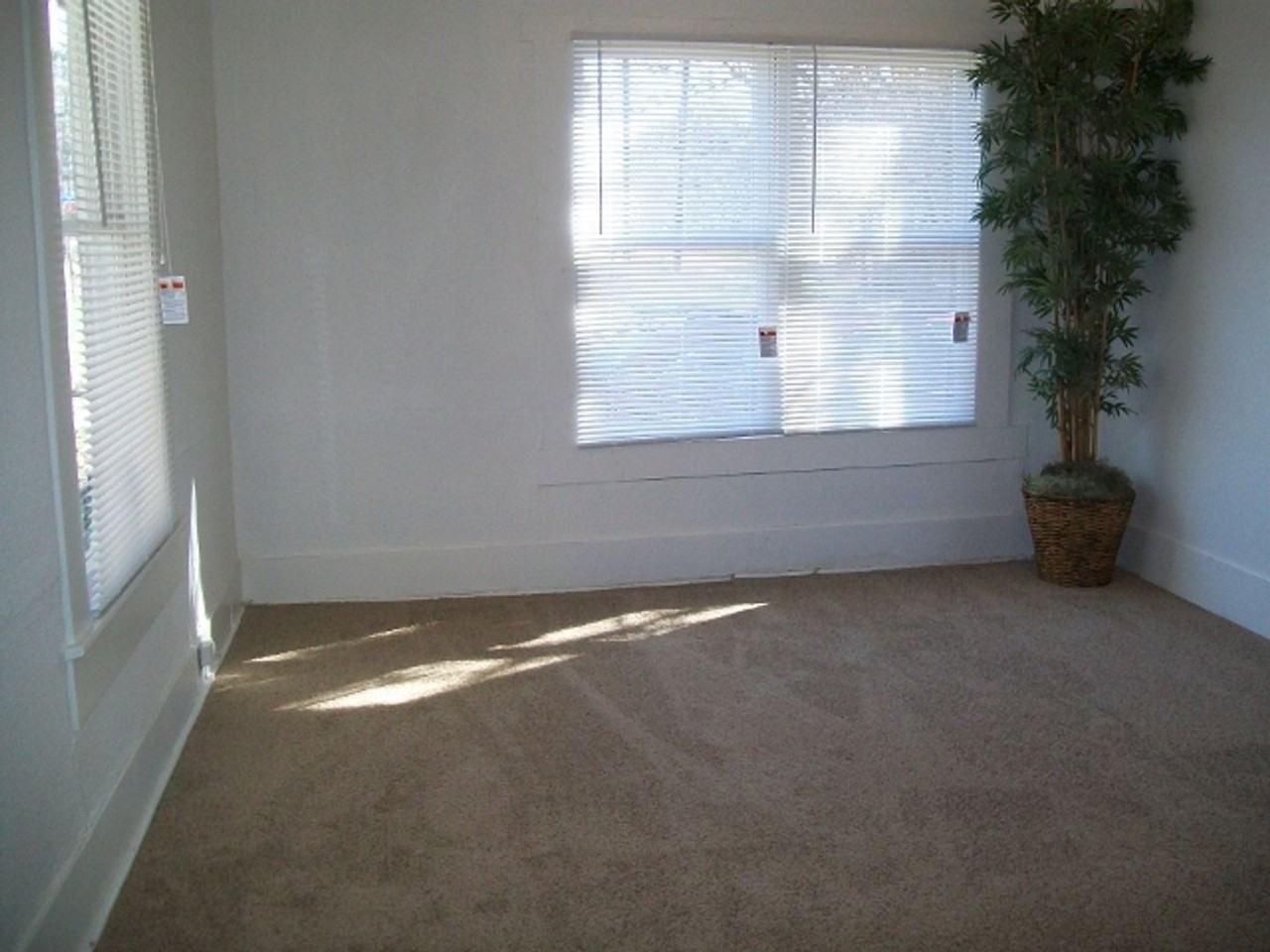 110 Gladstone St - Photo 2 of 17
