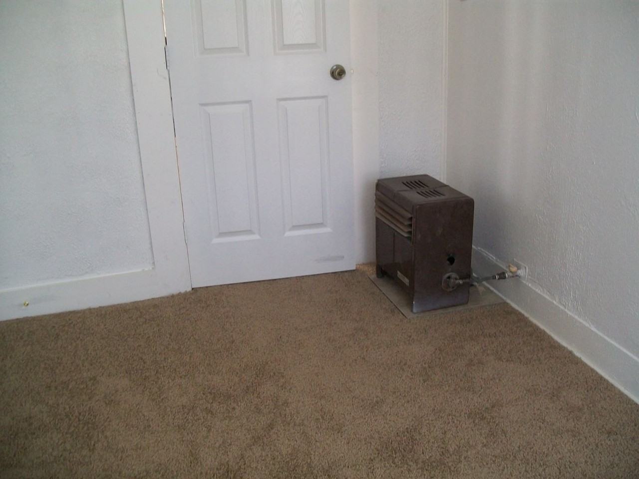 110 Gladstone St - Photo 5 of 17