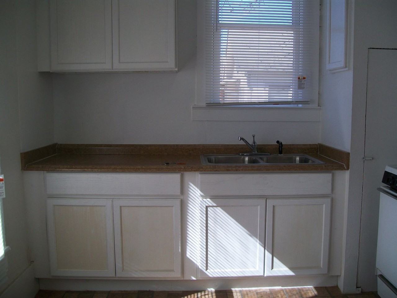 110 Gladstone St - Photo 7 of 17