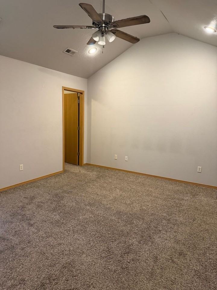 632 S Rilynn Ave - Photo 3 of 10