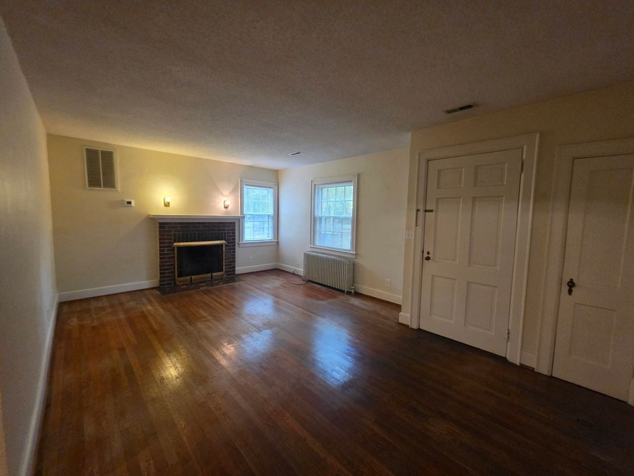 139 Beverly Ave - Photo 5 of 25