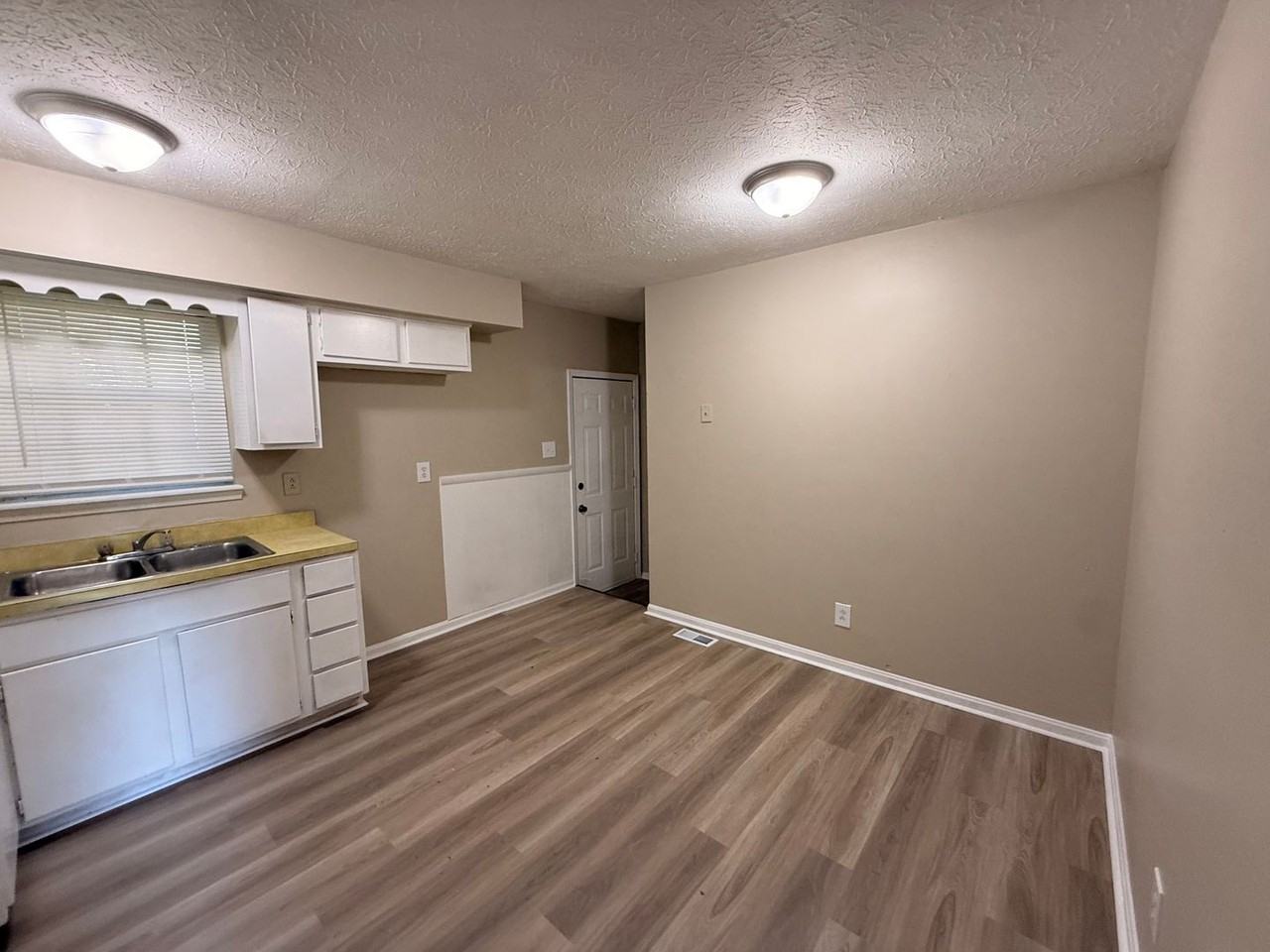 10125 Rolling Stone Dr - Photo 3 of 12