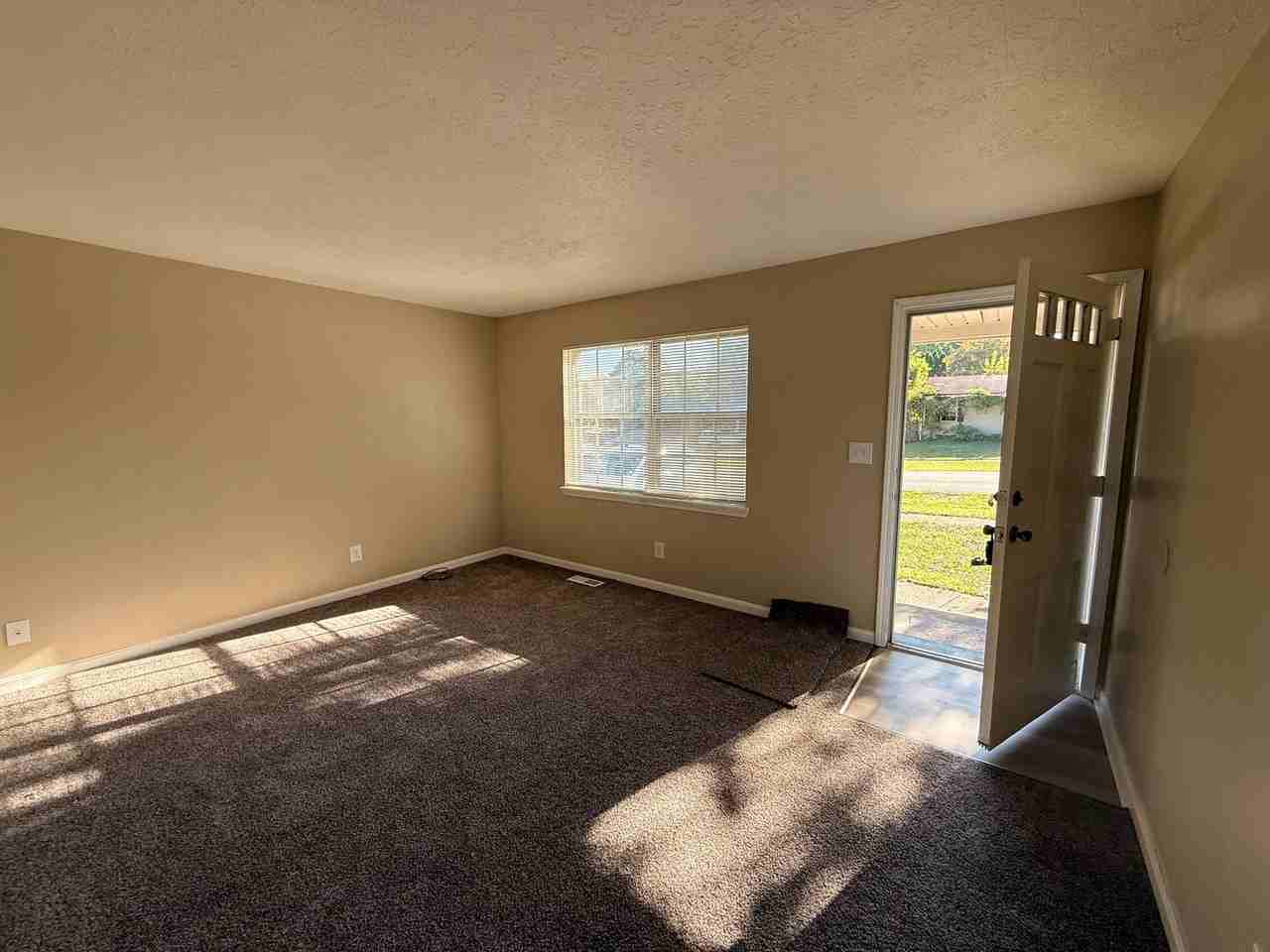 10125 Rolling Stone Dr - Photo 5 of 12