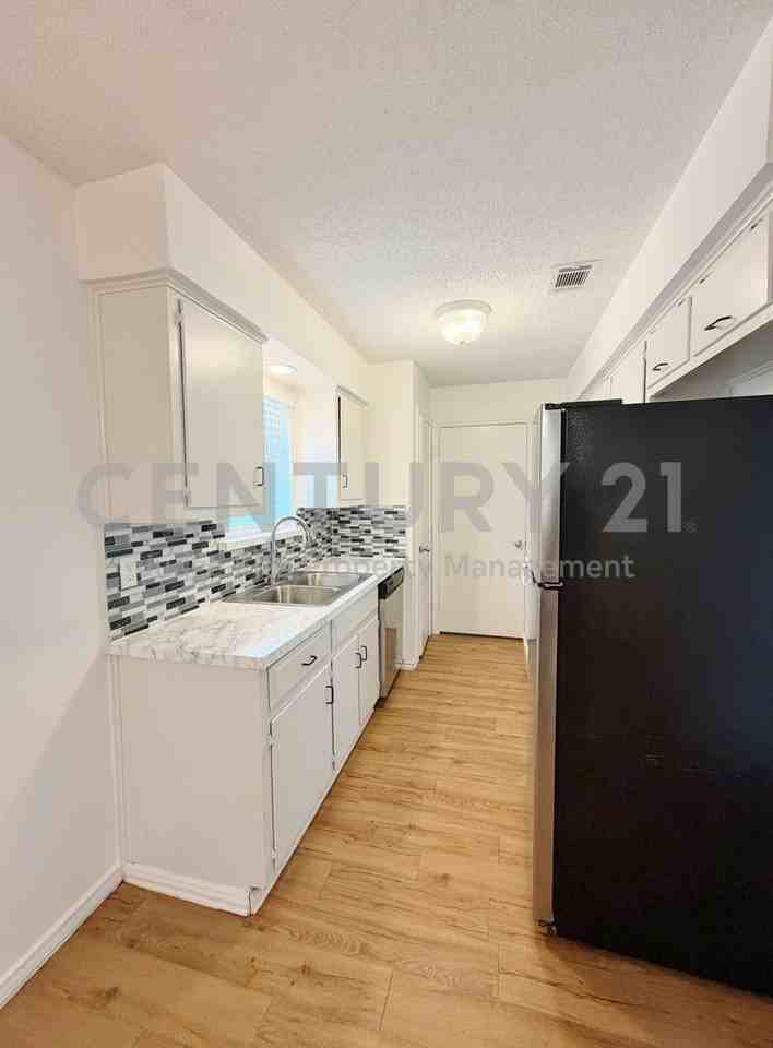 3914 William St - Photo 5 of 19