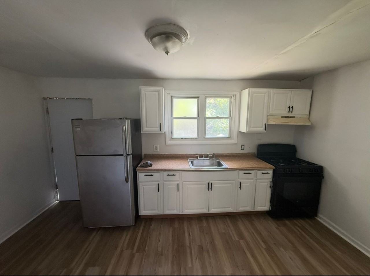 407 E 24th St - Photo 2 of 6