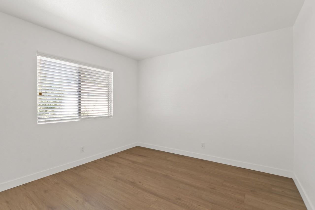 1077 Camellia Ct - Photo 3 of 15