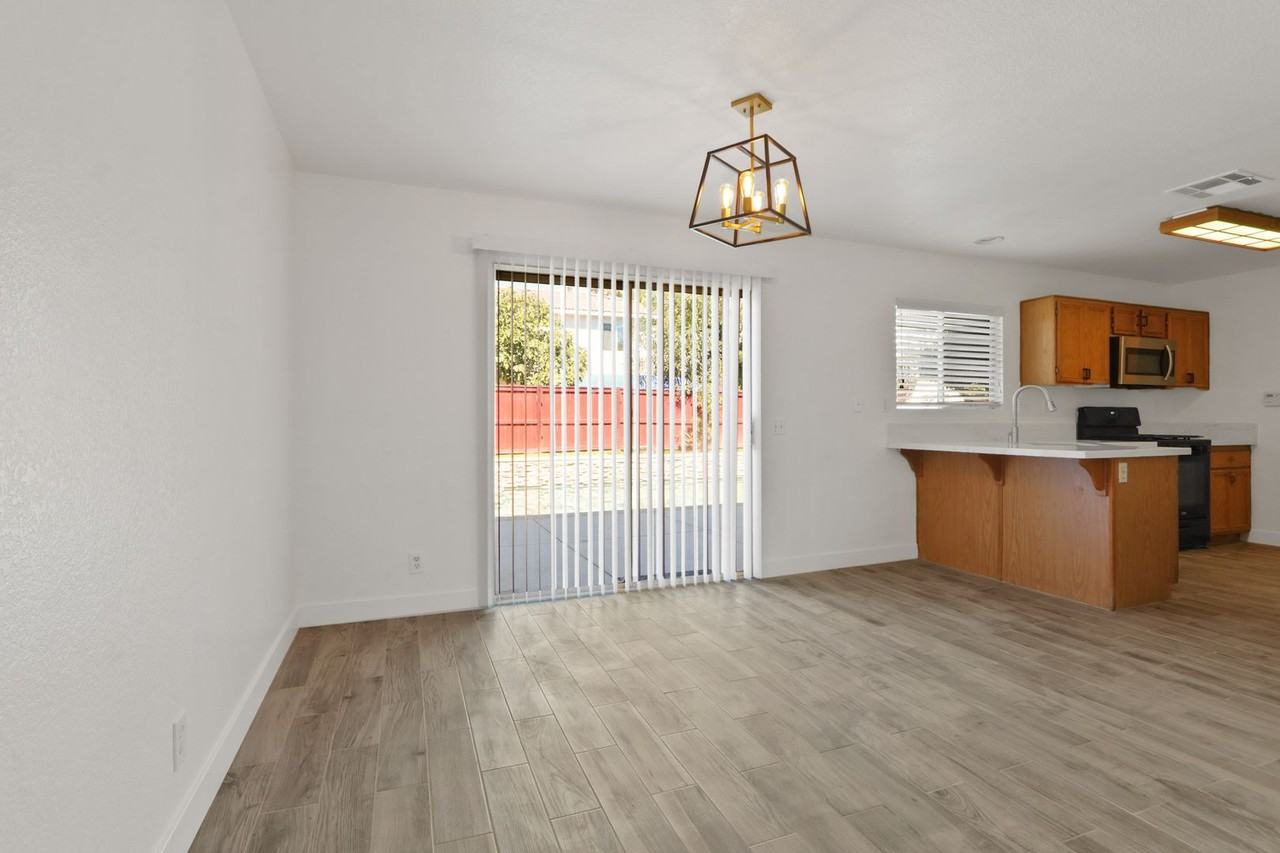 1077 Camellia Ct - Photo 5 of 15