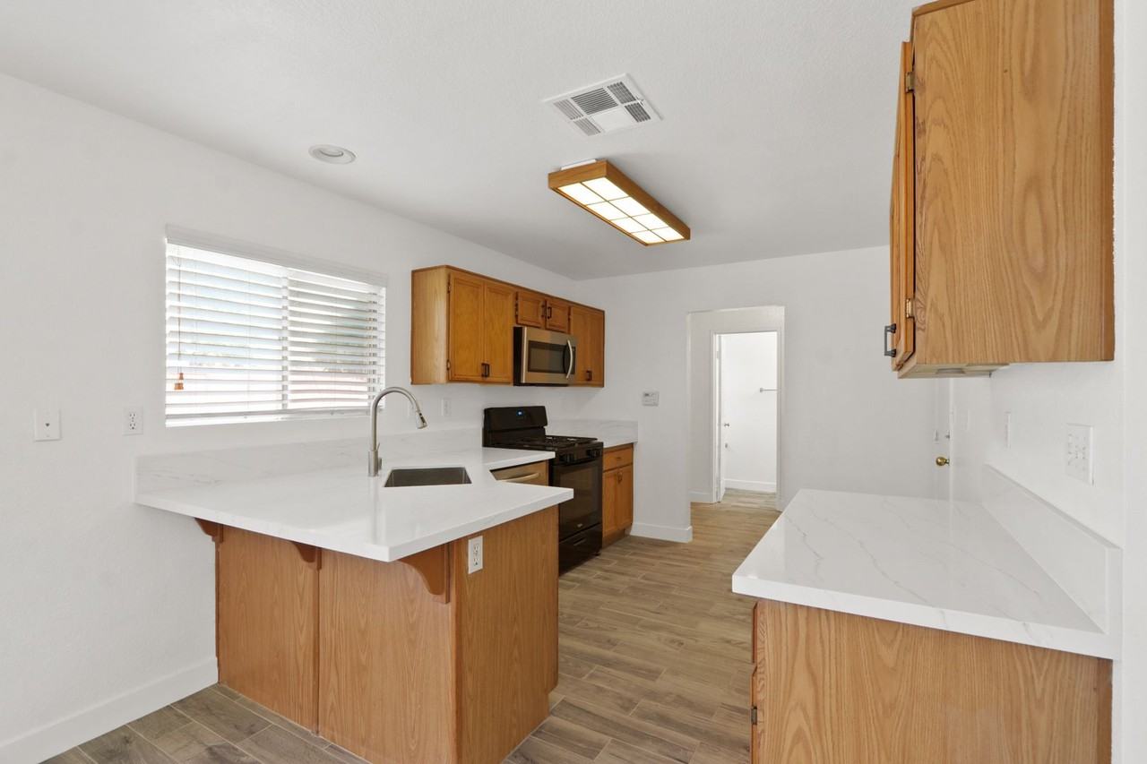 1077 Camellia Ct - Photo 7 of 15
