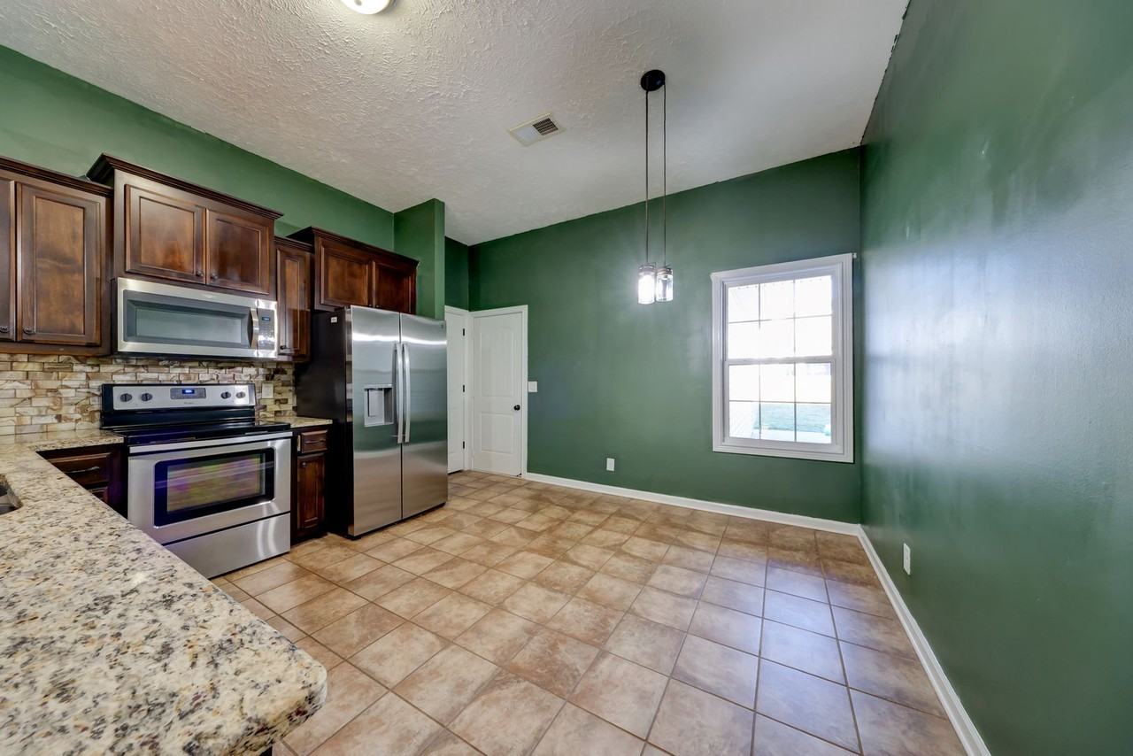1348 Freedom Dr - Photo 4 of 20