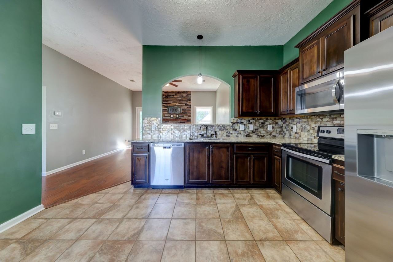 1348 Freedom Dr - Photo 5 of 20