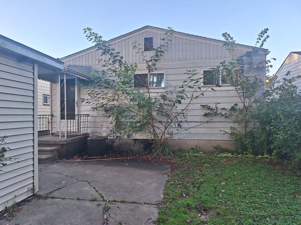 13026 Sherman Ave - Photo 2 of 22