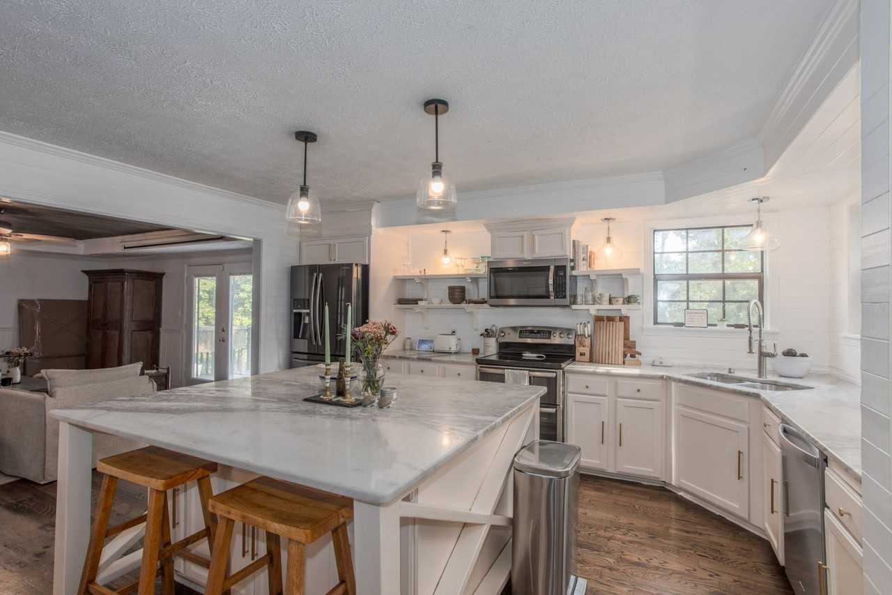 2160 Valley View Rd - Photo 4 of 32