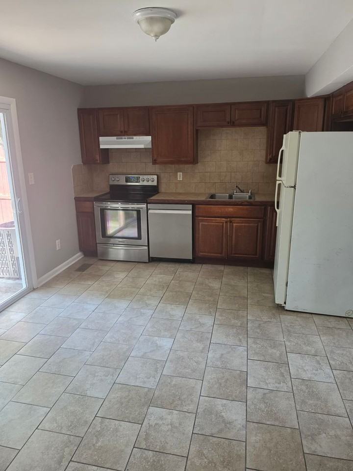1431 Charlestown Dr - Photo 2 of 8