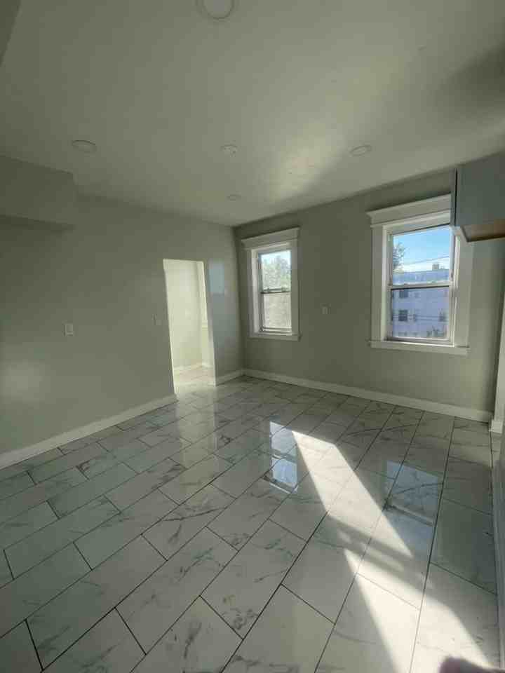 648 648 - 650 Ferry Street - Photo 5 of 9