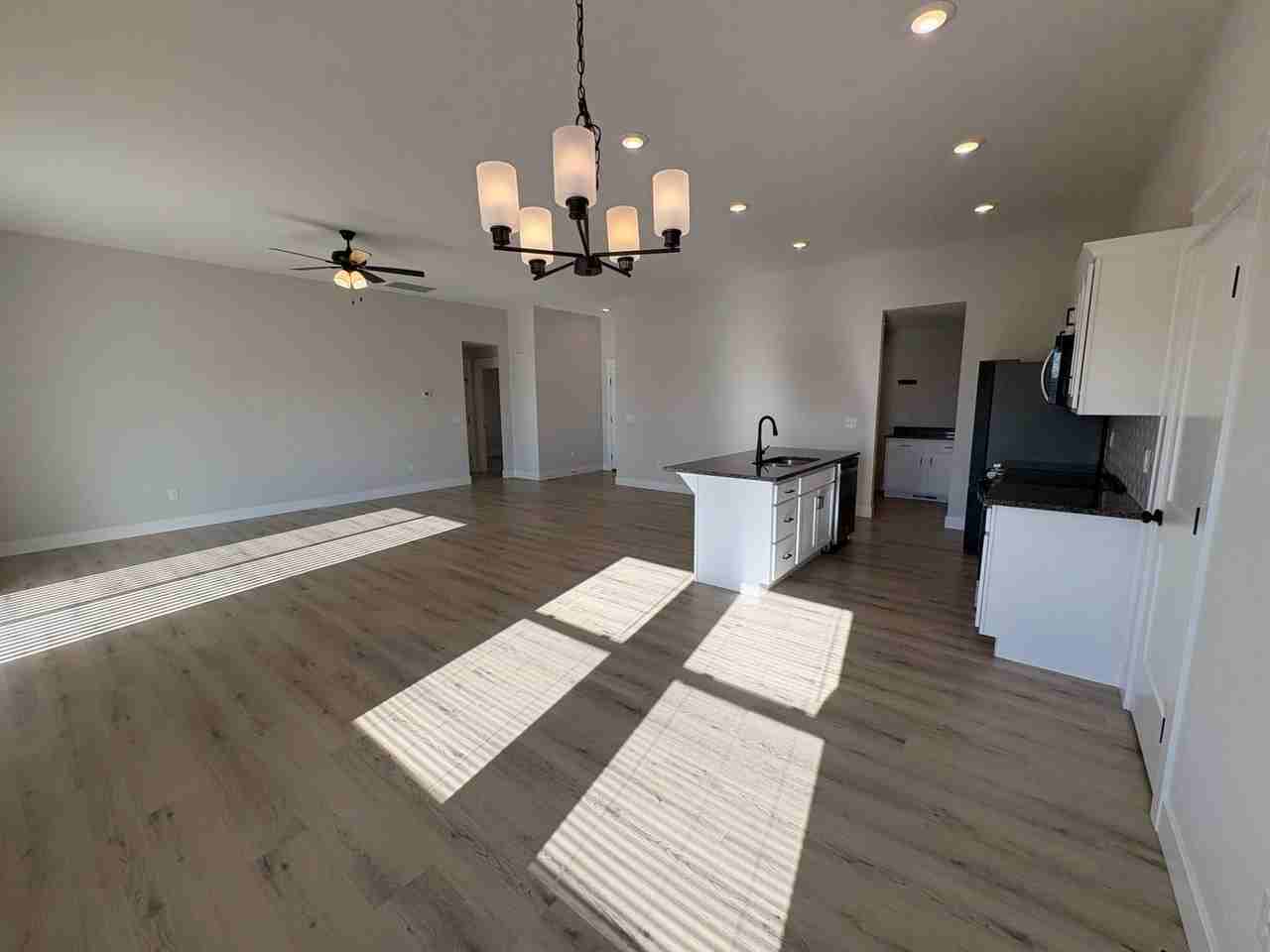 1312 N Maxine Ave - Photo 3 of 18