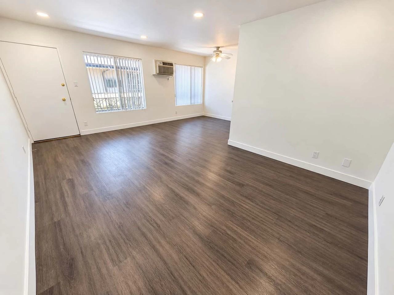 536 N Sweetzer Ave - Photo 4 of 50