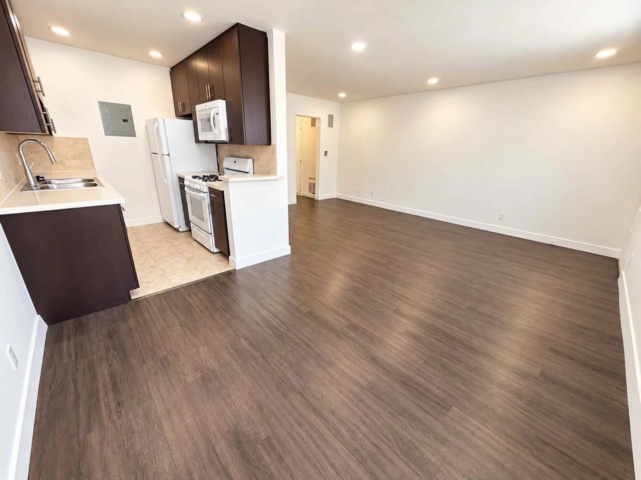 536 N Sweetzer Ave - Photo 6 of 50