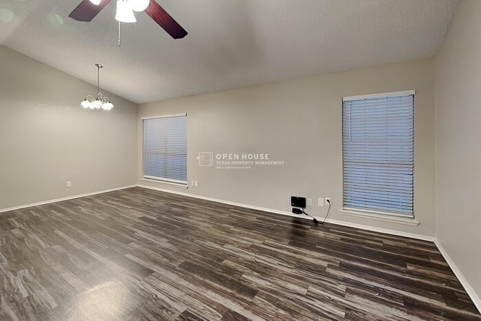 2602 Lake Valley Dr - Photo 4 of 20
