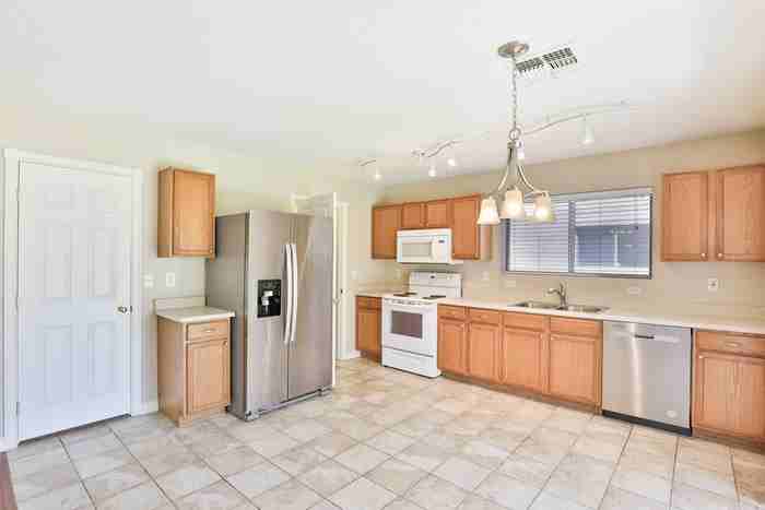 1421 N Thunderbird Ave - Photo 7 of 29