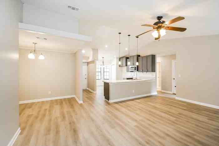 1605 Ibis Dr - Photo 3 of 15