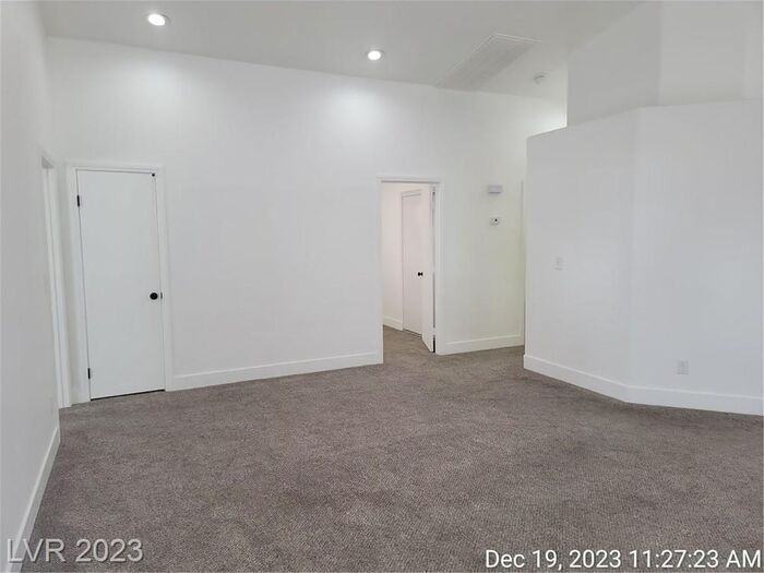 10517 Beachwalk Pl - Photo 4 of 32