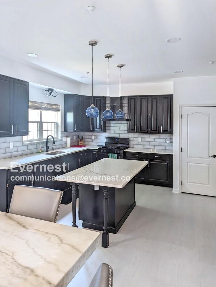 920 Lake Front Dr - Photo 3 of 16