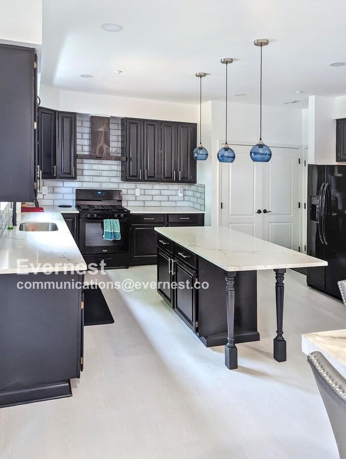 920 Lake Front Dr - Photo 4 of 16