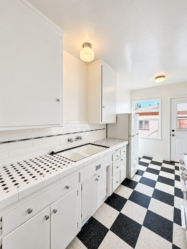 1416 N Gardner St #3 - Photo 5 of 12