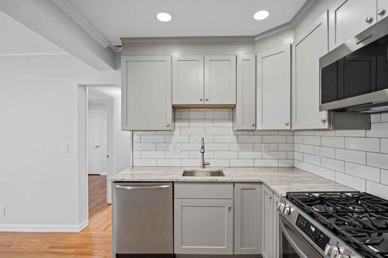 327 Jefferson St #2 - Photo 3 of 21