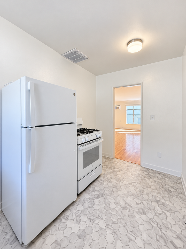 2148 N Beachwood Dr #2 - Photo 5 of 13